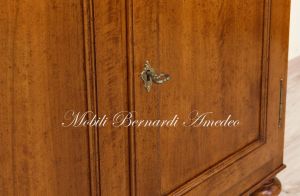 Credenza con alzata stile classico in legno massello di noce con gambe a cipolla e 2 ante a vetro